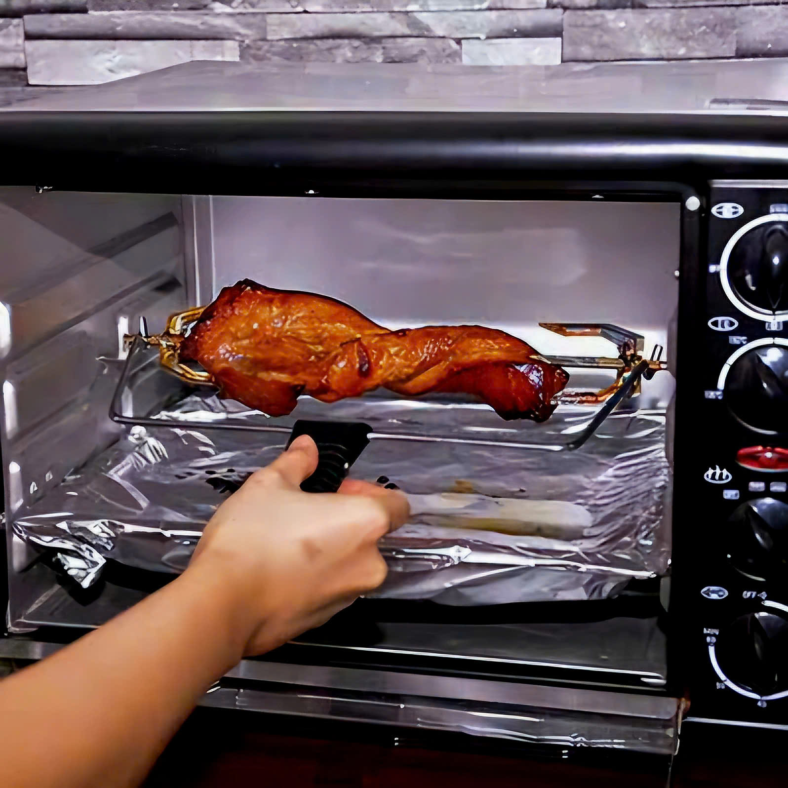 Sử dụng giấy bạc nướng để lót khay là mẹo tuyệt vời