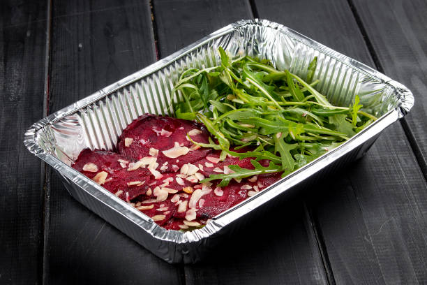 Bề mặt phản xạ nhiệt của hộp nhôm là yếu tố quan trọng giúp duy trì độ nóng cho món ăn.