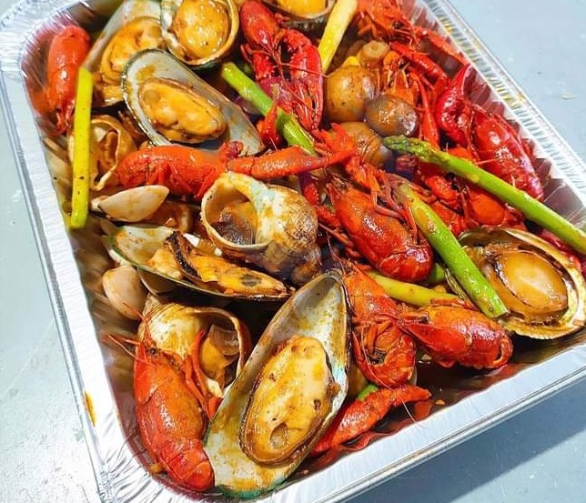 Tôm nướng giấy bạc là sự lựa chọn ưu việt nhờ khả năng giữ ẩm và hương vị tuyệt vời.