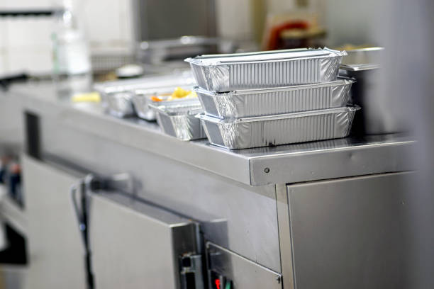 Khay giấy bạc là vật dụng tiện lợi. Chúng có mặt trong nhiều gian bếp Việt.