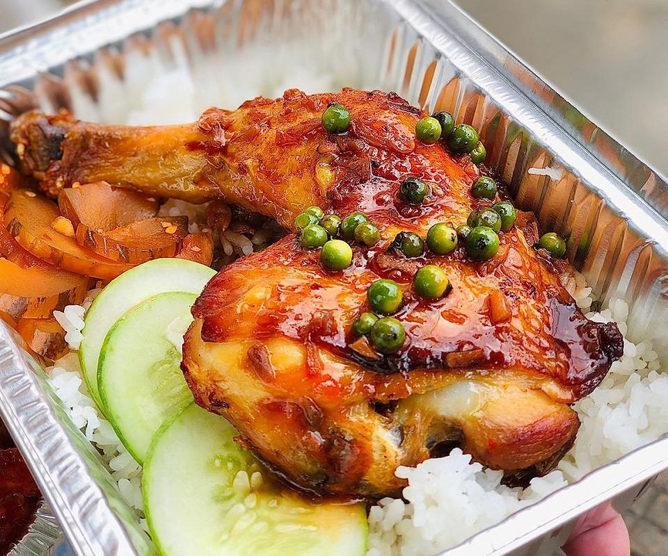 Không nên đựng các thực phẩm quá chua. Hoặc quá mặn trong thời gian dài. Có thể gây ăn mòn nhôm.