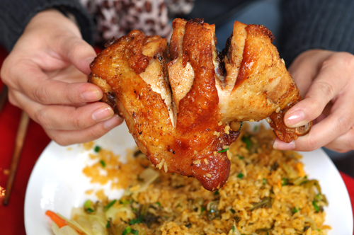 Tuân thủ đúng quy trình giúp món gà nướng giấy bạc KFC tại nhà thơm ngon, hấp dẫn.