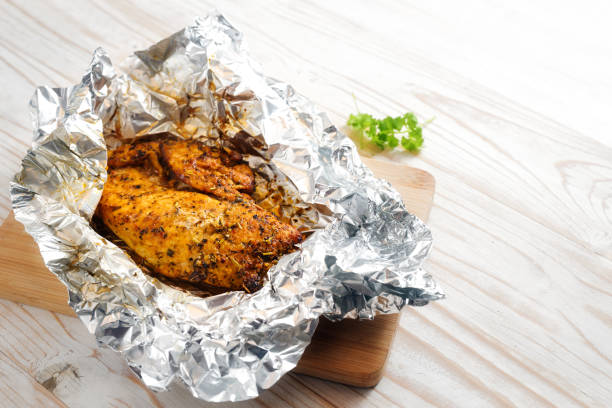 Quy trình tẩm ướp tỉ mỉ là bí quyết để món gà nướng giấy bạc KFC đậm đà, chuẩn vị.