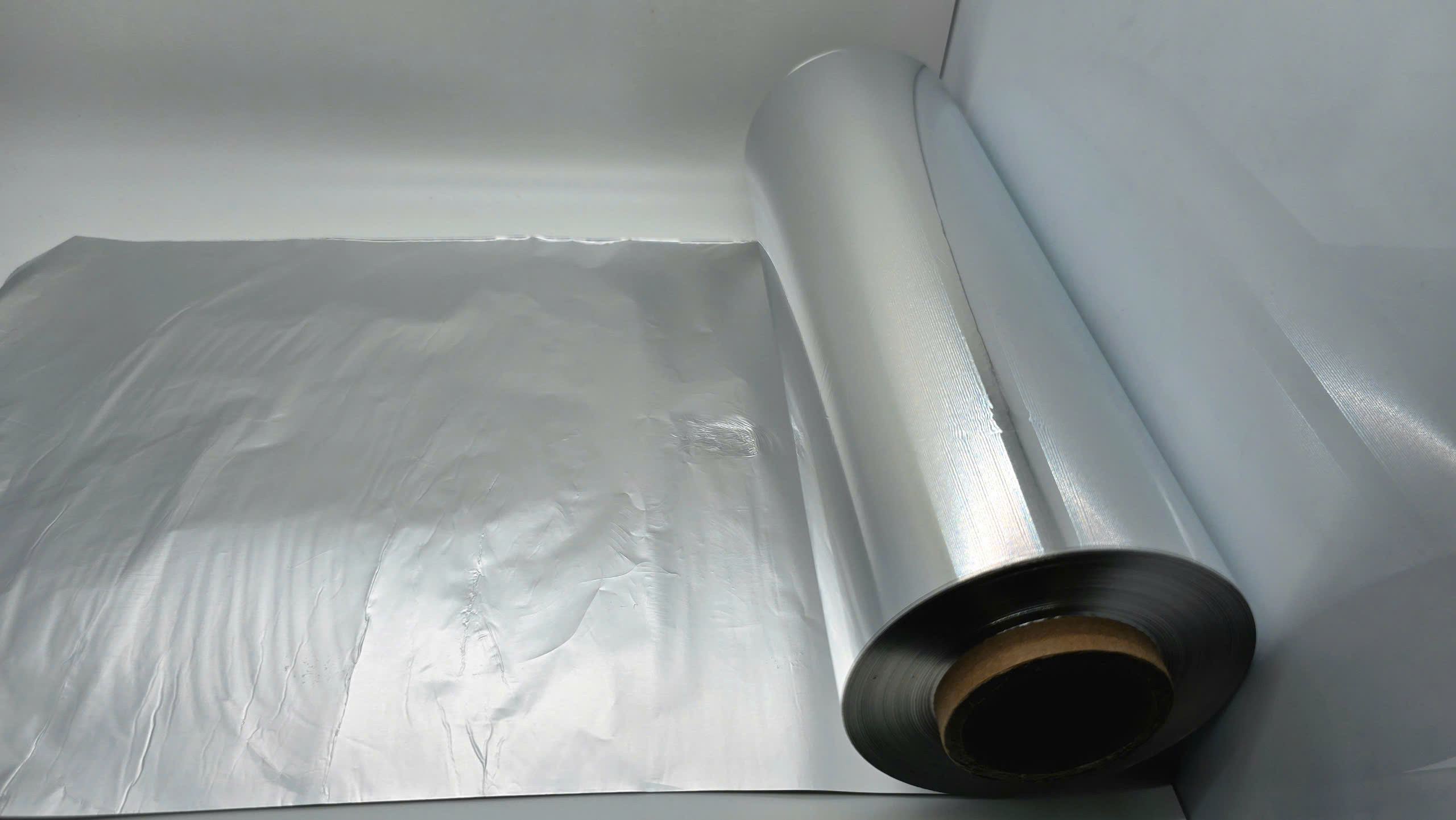Sử dụng giấy bạc bọc thực phẩm 45cm một cách thông minh để tối ưu hiệu quả và tiết kiệm.