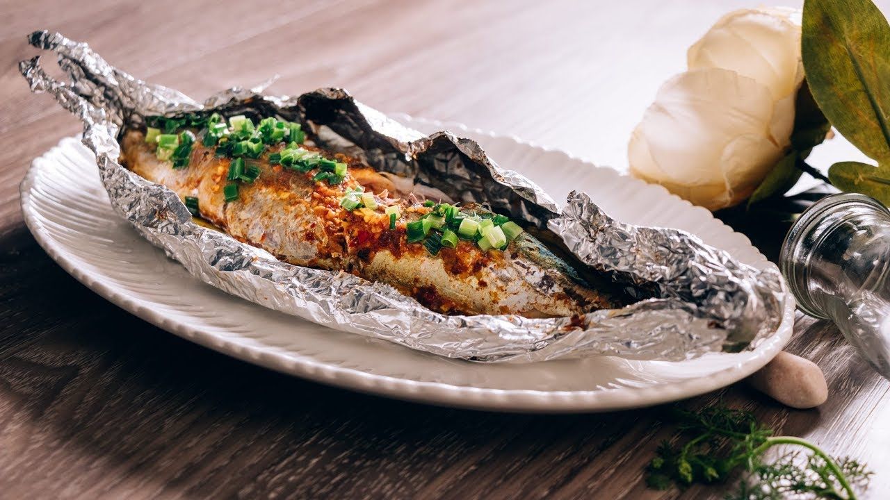 Hình ảnh kỹ thuật hấp "en papillote", một ứng dụng của cuộn giấy bạc chế biến.