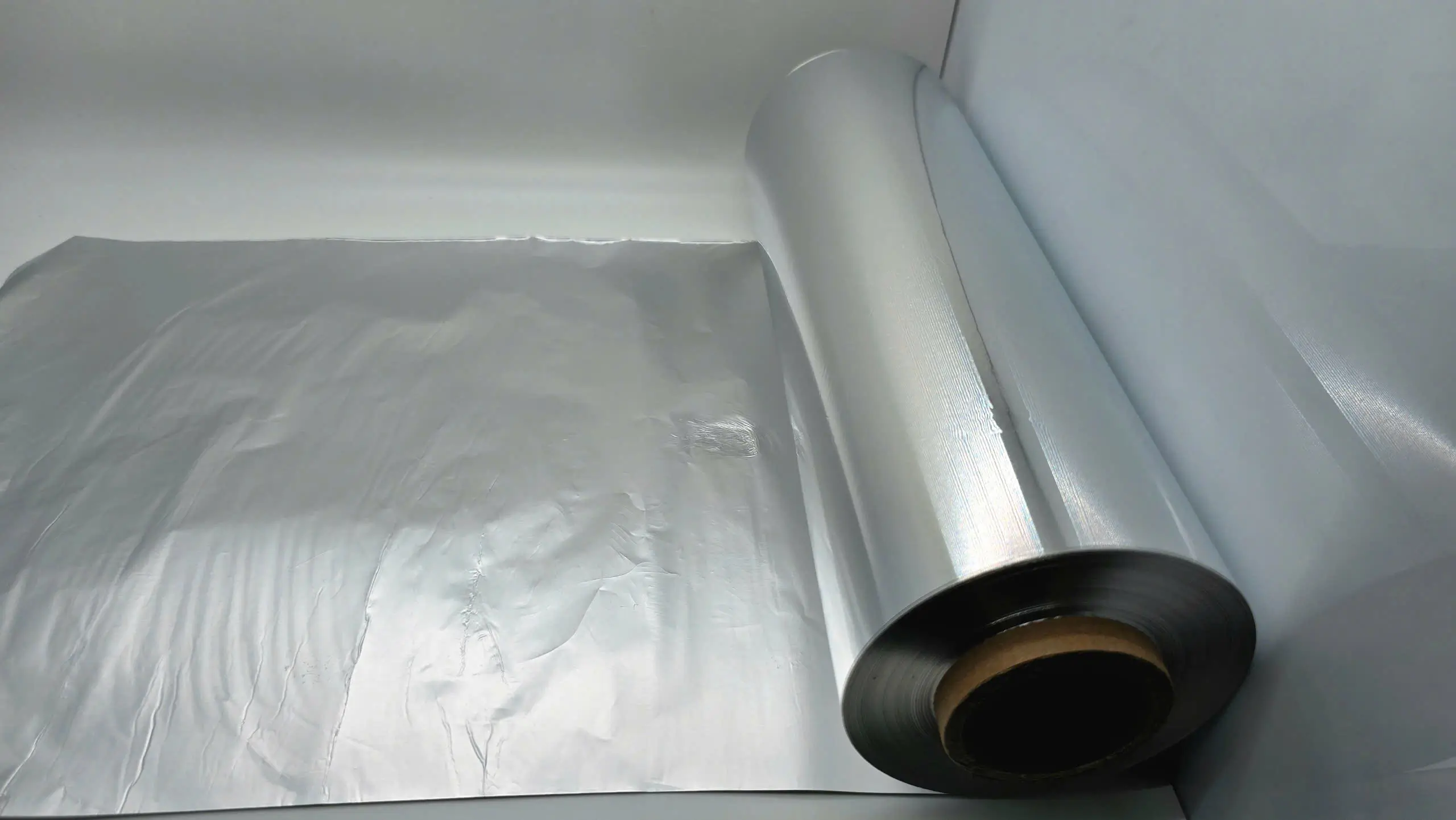 Minh họa một đặc tính quan trọng của cuộn giấy nhôm: khả năng phản xạ nhiệt.