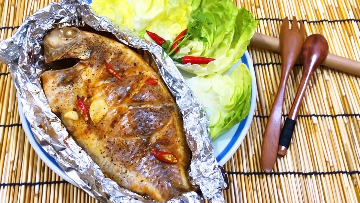 Hình ảnh kỹ thuật gói giấy bạc nướng cá kiểu "En Papillote".