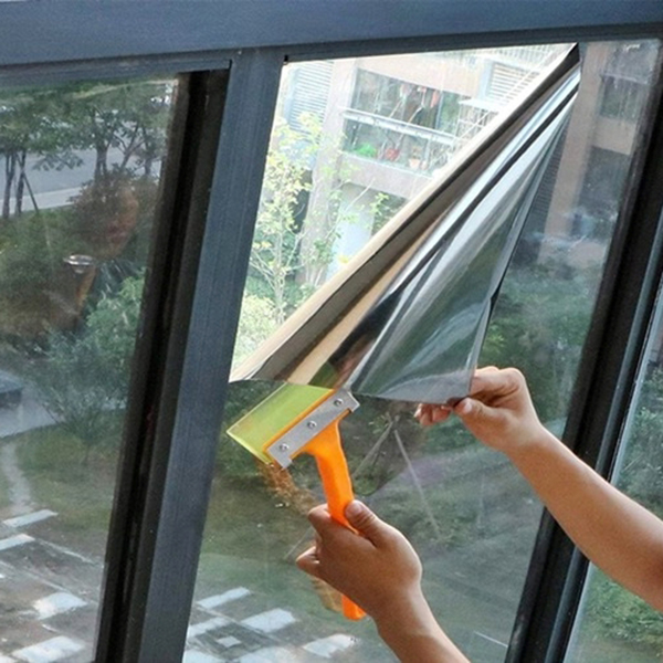 Hình ảnh so sánh chi tiết giữa mặt bóng và mặt mờ để giải thích về khả năng giấy bạc phản quang.