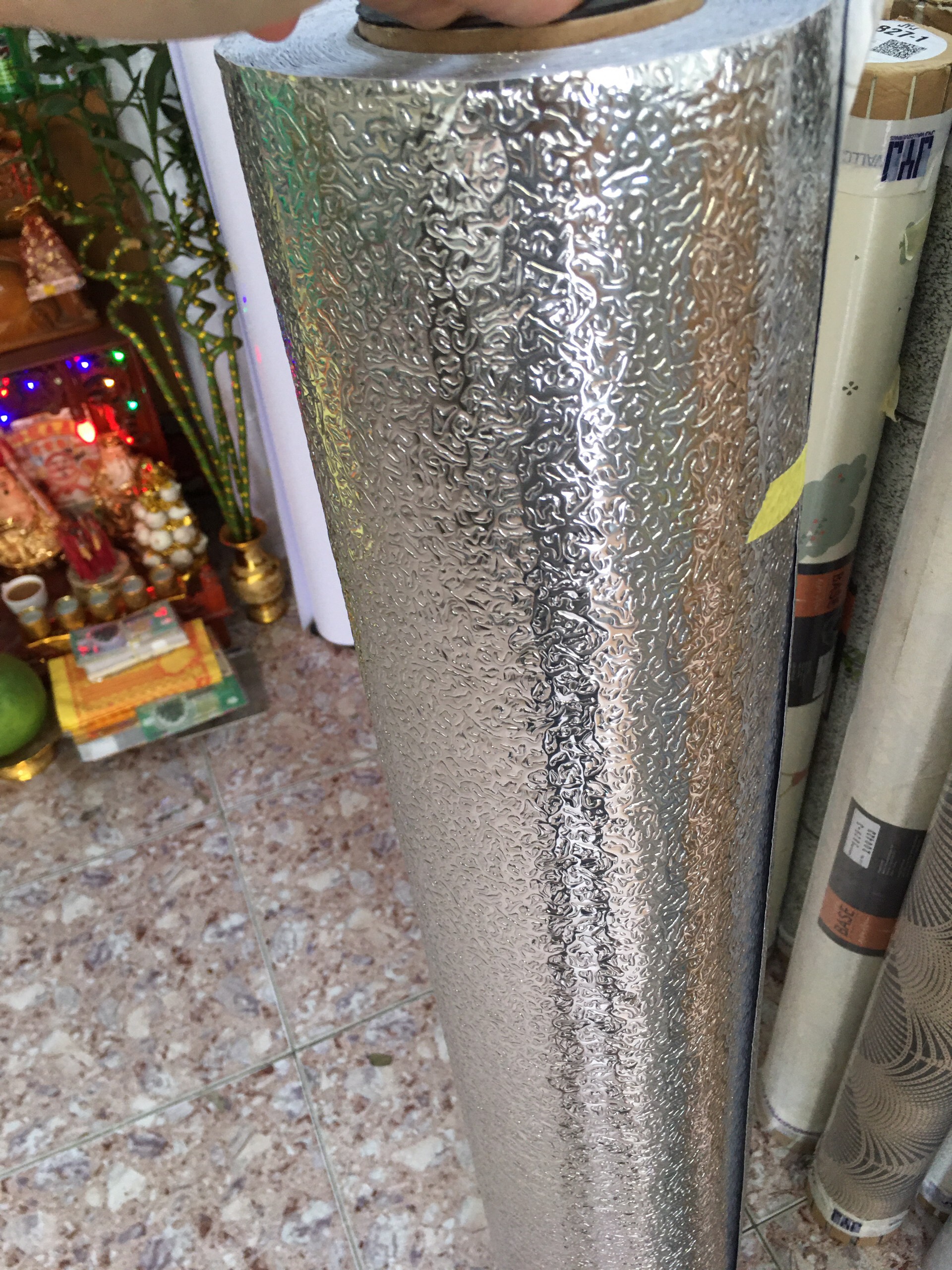 Hình ảnh so sánh và phân biệt giấy bạc tráng kim và giấy bạc 100% nhôm qua thí nghiệm vò nhàu.
