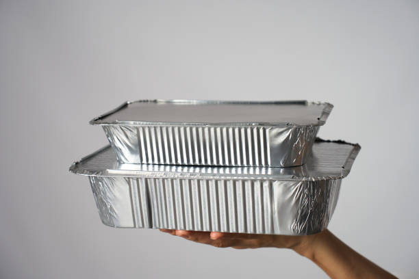 Hình ảnh so sánh sự tiến hóa của bao bì, làm nổi bật vai trò của hộp nhôm dùng 1 lần.