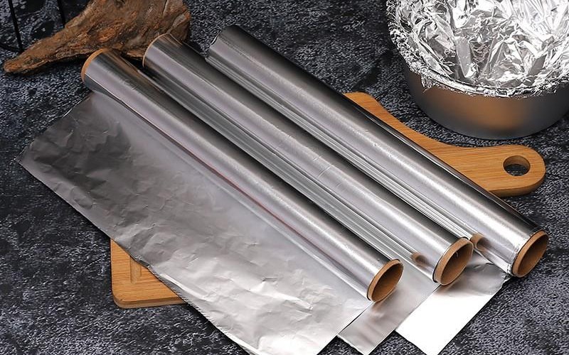 Hình ảnh các ứng dụng của màng nhôm bọc an toàn trong việc bảo quản thực phẩm trong tủ lạnh.