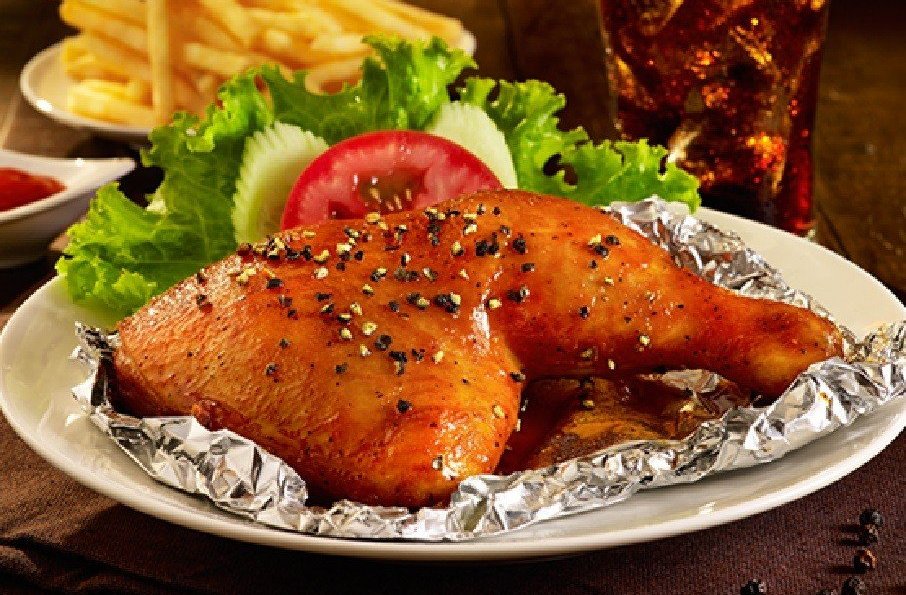 So sánh việc nướng gà giấy bạc bao lâu giữa lò nướng và nồi chiên không dầu.