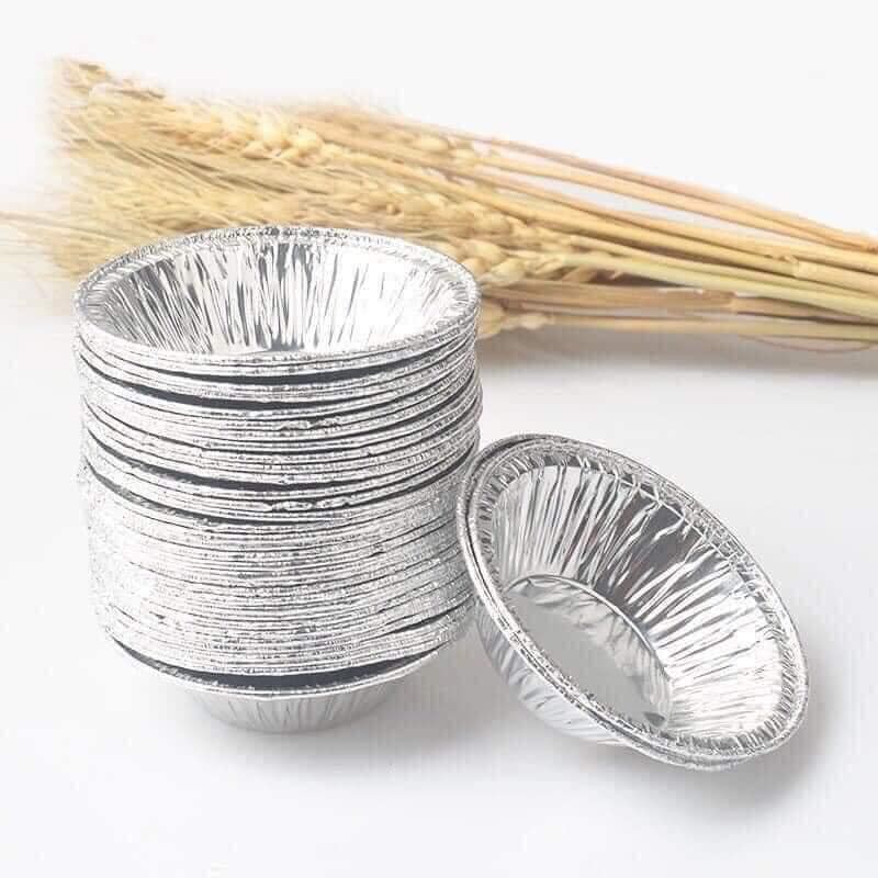 Hình ảnh ứng dụng chuyên nghiệp của cốc giấy bạc trong việc nướng bánh muffin.