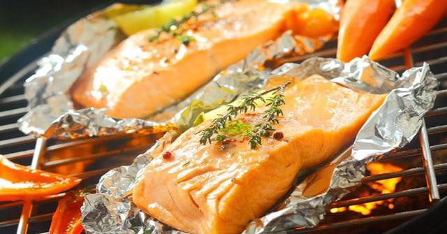 Kiểm tra các tiêu chuẩn kỹ thuật của màng nhôm nướng trong phòng thí nghiệm.